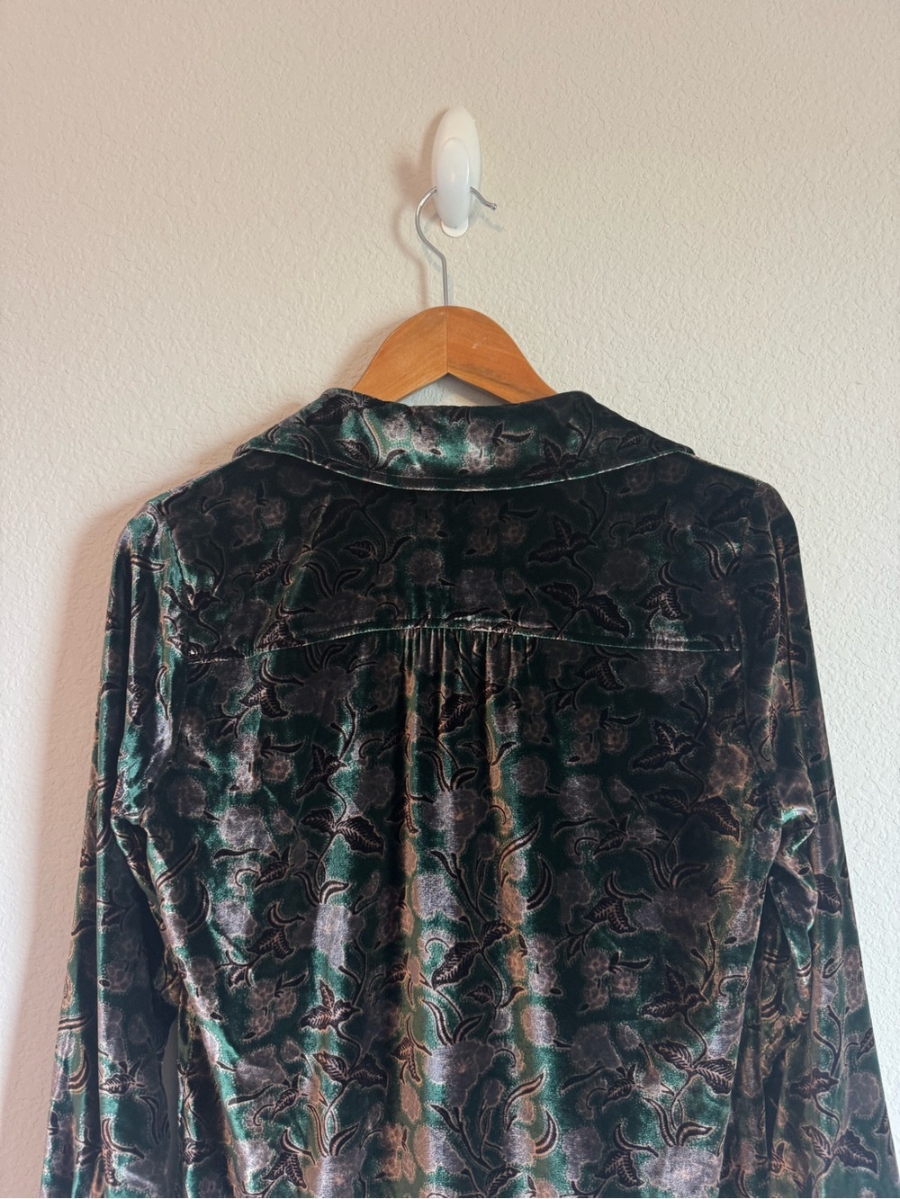 Faherty Women's Green Floral Genevieve Stretch Silk Velvet Button Down Top XS - Picture 10 of 10